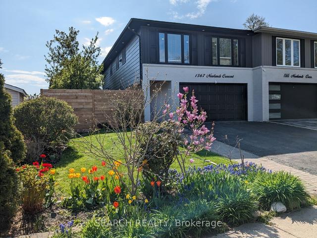 1567 Newlands Cres, House semidetached with 3 bedrooms, 2 bathrooms and 4 parking in Burlington ON | Image 1