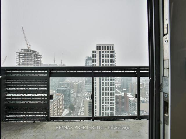 2909 - 39 Roehampton Ave, Condo with 3 bedrooms, 2 bathrooms and 1 parking in Toronto ON | Image 3