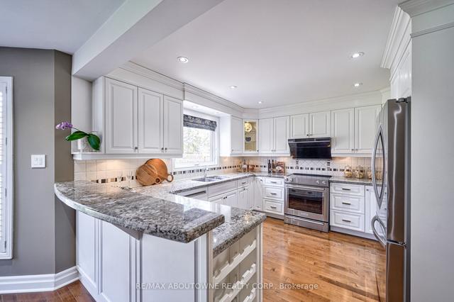 1237 Old Colony Rd, House detached with 5 bedrooms, 4 bathrooms and 6 parking in Oakville ON | Image 3