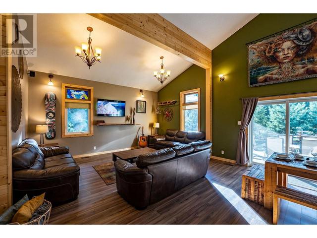 1502 Mountain View Drive, House detached with 6 bedrooms, 3 bathrooms and 10 parking in Revelstoke BC | Image 16