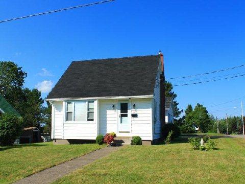 195 Macrae Ave, House detached with 2 bedrooms, 1 bathrooms and 4 parking in Cape Breton NS | Image 1