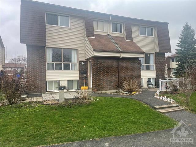 a - 17 Forester Crescent, Townhouse with 3 bedrooms, 2 bathrooms and 1 parking in Ottawa ON | Image 1