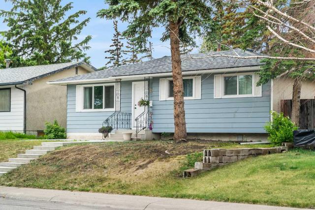 211 44 St Ne, House detached with 5 bedrooms, 3 bathrooms and 4 parking in Calgary AB | Image 3