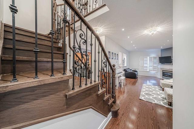 561 Mulock Crt, House attached with 3 bedrooms, 4 bathrooms and 4 parking in Newmarket ON | Image 34
