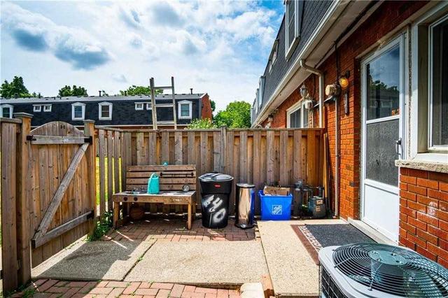 140 Barlake Ave, Townhouse with 3 bedrooms, 2 bathrooms and 1 parking in Hamilton ON | Image 16