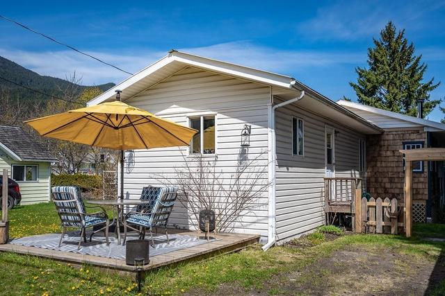 235 B Avenue, House detached with 2 bedrooms, 2 bathrooms and null parking in Central Kootenay D BC | Image 47