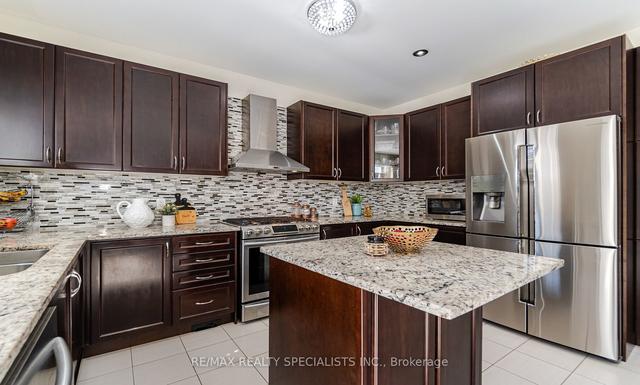 71 Ledger Point Cres, House detached with 4 bedrooms, 5 bathrooms and 6 parking in Brampton ON | Image 10
