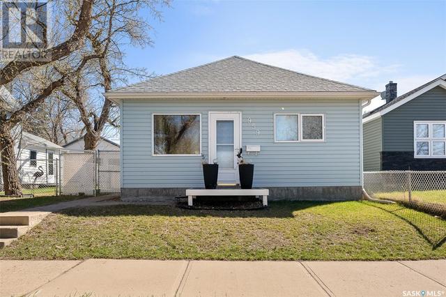 959 Iroquois Street W, House detached with 2 bedrooms, 1 bathrooms and null parking in Moose Jaw SK | Image 2