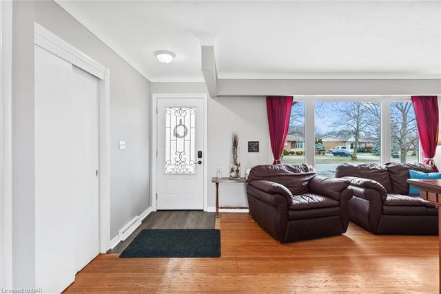 8835 Banting Ave, House detached with 4 bedrooms, 2 bathrooms and 1 parking in Niagara Falls ON | Image 7