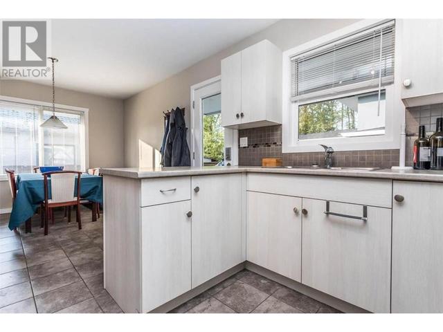 930 - 932 Lawson Ave, House detached with 6 bedrooms, 4 bathrooms and 5 parking in Kelowna BC | Image 9