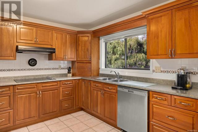 1536 Ash Rd, House detached with 5 bedrooms, 4 bathrooms and 6 parking in Saanich BC | Image 10