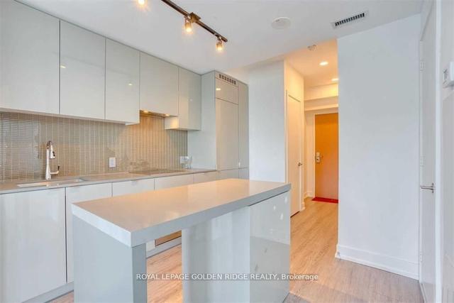 5701 - 7 Grenville St, Condo with 2 bedrooms, 2 bathrooms and 0 parking in Toronto ON | Image 7