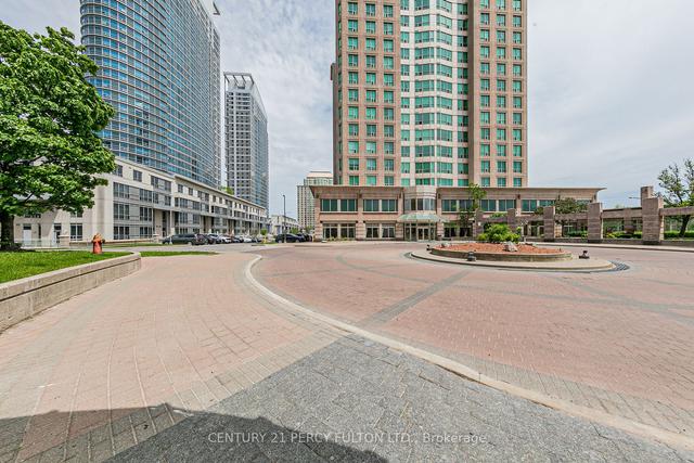 608 - 18 Lee Centre Dr, Condo with 1 bedrooms, 1 bathrooms and 1 parking in Toronto ON | Image 1