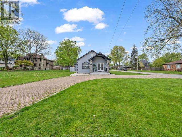 13737 Riverside Dr E, House detached with 4 bedrooms, 3 bathrooms and null parking in Tecumseh ON | Image 6