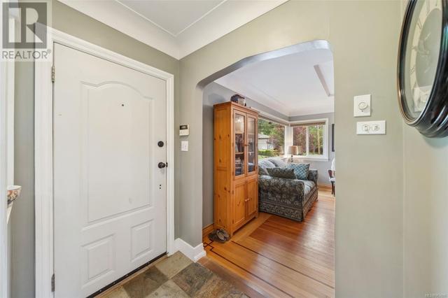 1087 Burnside Rd W, House detached with 2 bedrooms, 1 bathrooms and 4 parking in Saanich BC | Image 5