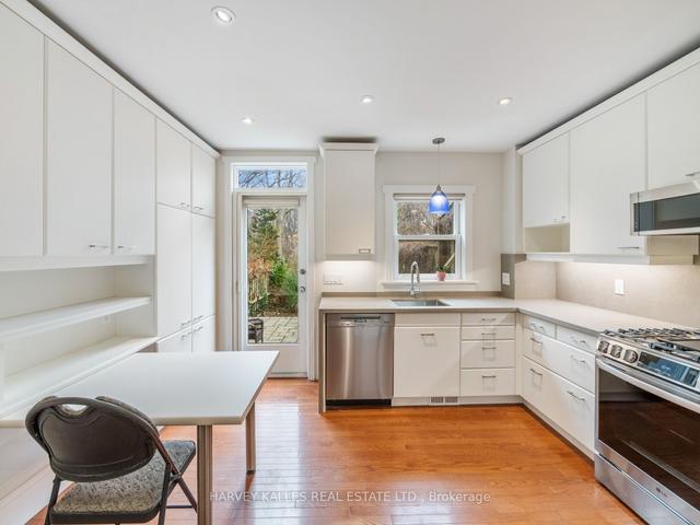 197 Albany Ave, House semidetached with 5 bedrooms, 3 bathrooms and 0 parking in Toronto ON | Image 2