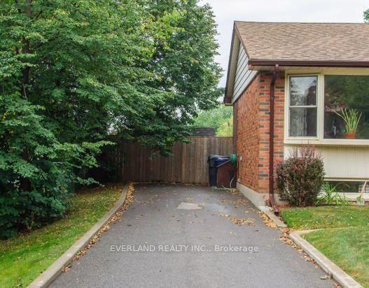 4 Highhill Dr, House detached with 3 bedrooms, 2 bathrooms and 3 parking in Toronto ON | Image 2