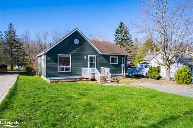 4 Meadow St, House detached with 2 bedrooms, 1 bathrooms and 4 parking in Parry Sound ON | Image 1