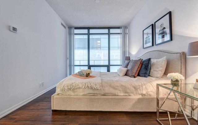 1010 - 832 Bay St, Condo with 3 bedrooms, 2 bathrooms and 1 parking in Toronto ON | Image 13