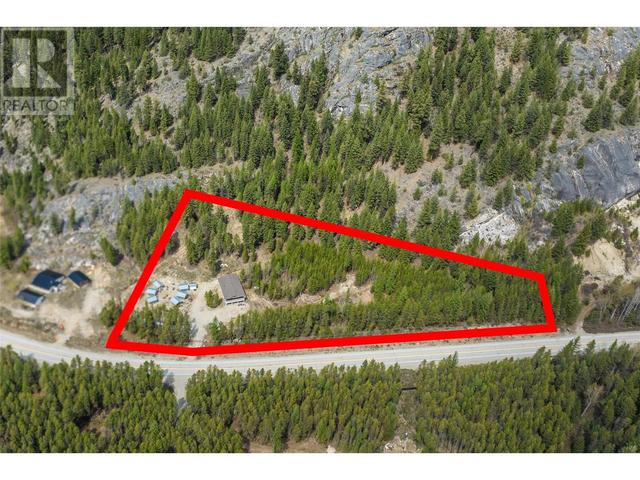 4820 33 Hwy, House detached with 5 bedrooms, 2 bathrooms and 6 parking in Kootenay Boundary E BC | Image 2