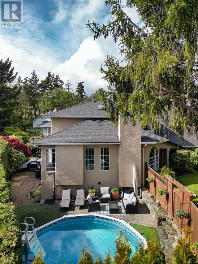 3808 Cardie Crt, House detached with 4 bedrooms, 3 bathrooms and 4 parking in Saanich BC | Image 3