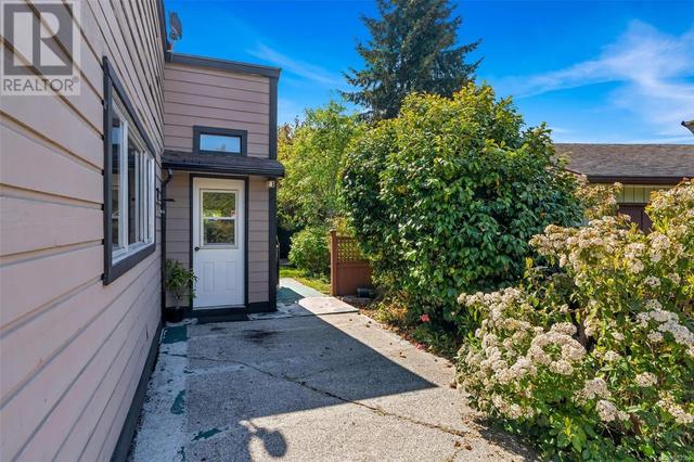 7826 Fairmeadow Pl, House detached with 2 bedrooms, 2 bathrooms and 4 parking in Central Saanich BC | Image 38