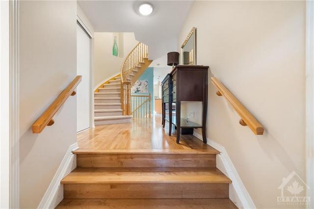 1049 Capreol St, Townhouse with 3 bedrooms, 3 bathrooms and 3 parking in Ottawa ON | Image 2