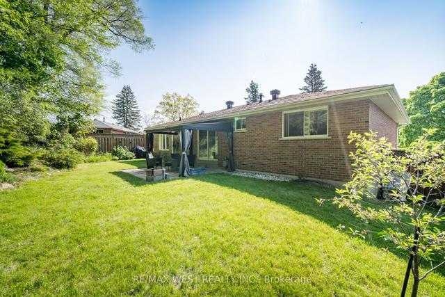 127 Weir Cres, House detached with 3 bedrooms, 3 bathrooms and 5 parking in Toronto ON | Image 8