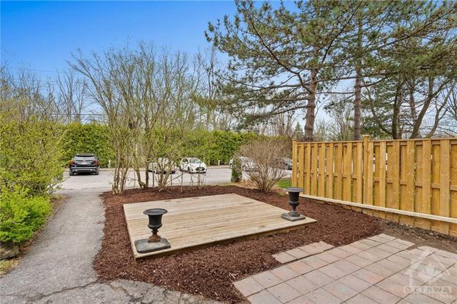 H - 15 Banner Rd, Townhouse with 3 bedrooms, 2 bathrooms and 1 parking in Ottawa ON | Image 22