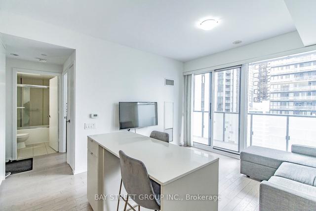 2207 - 101 Peter St, Condo with 1 bedrooms, 1 bathrooms and 0 parking in Toronto ON | Image 3