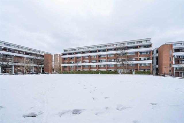302 - 135 Leeward Glenway St, Townhouse with 3 bedrooms, 2 bathrooms and 1 parking in Toronto ON | Image 1