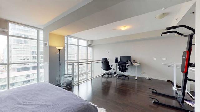 lph12 - 21 Nelson St, Condo with 1 bedrooms, 2 bathrooms and 1 parking in Toronto ON | Image 5