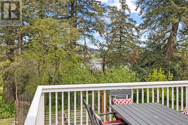 4075 Grange Rd, House detached with 3 bedrooms, 2 bathrooms and 5 parking in Saanich BC | Image 32