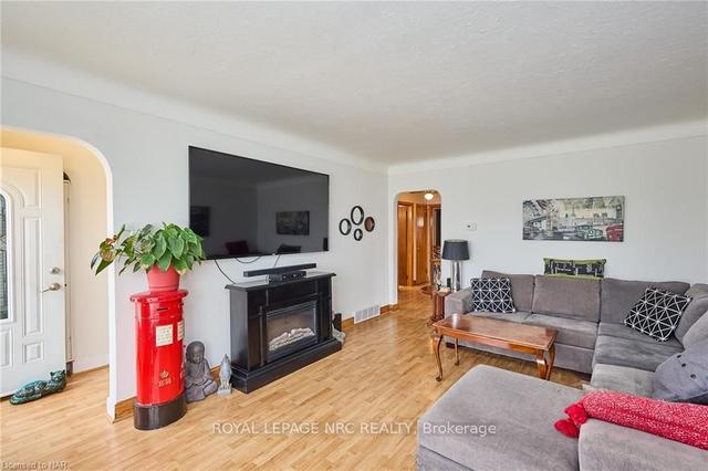 66 Rose Ave, House detached with 3 bedrooms, 2 bathrooms and 6 parking in Thorold ON | Image 2