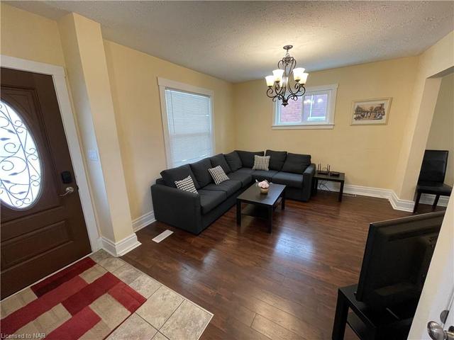 4713 Cookman Cres, House detached with 3 bedrooms, 1 bathrooms and 2 parking in Niagara Falls ON | Image 2