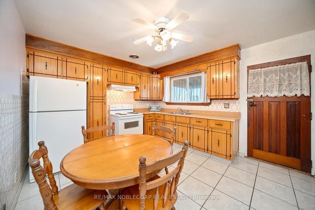 27 Deevale Rd, House detached with 3 bedrooms, 2 bathrooms and 6 parking in Toronto ON | Image 8