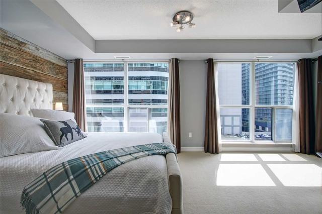 717 - 270 Wellington St W, Condo with 2 bedrooms, 2 bathrooms and 1 parking in Toronto ON | Image 3
