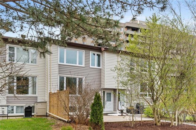 H - 15 Banner Rd, Townhouse with 3 bedrooms, 2 bathrooms and 1 parking in Ottawa ON | Image 1