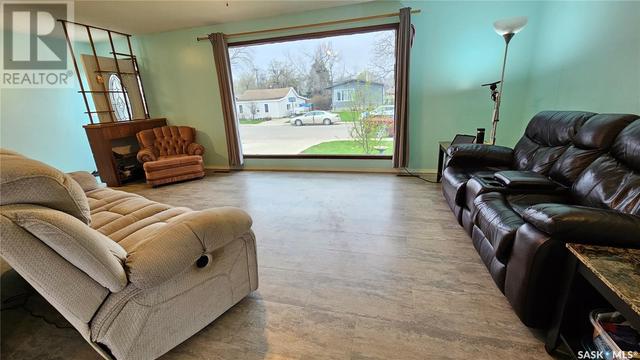 343 7th Ave Se, House detached with 5 bedrooms, 3 bathrooms and null parking in Swift Current SK | Image 4