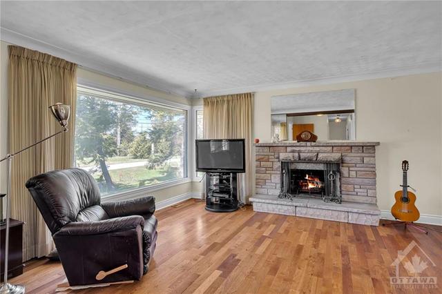 70 Pineglen Crescent, House detached with 3 bedrooms, 1 bathrooms and 8 parking in Ottawa ON | Image 6