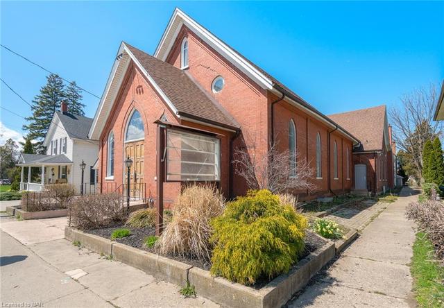 92 Main St, House detached with 3 bedrooms, 1 bathrooms and 3 parking in St. Catharines ON | Image 3