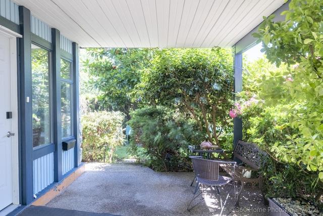 1071 Stevens St, House detached with 3 bedrooms, 3 bathrooms and 5 parking in White Rock BC | Image 3