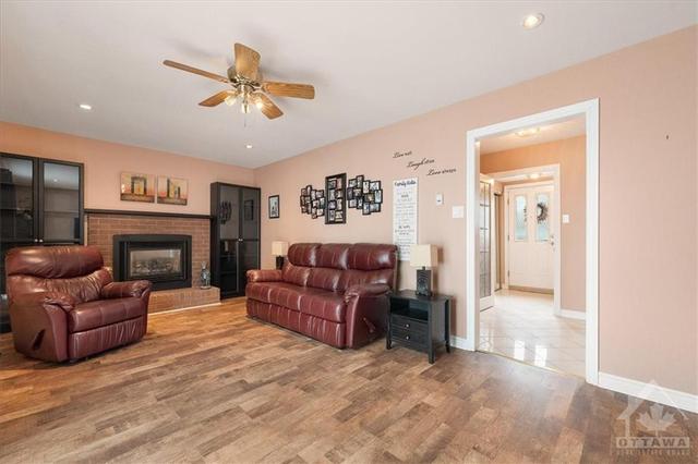 1535 Payette Dr, House detached with 4 bedrooms, 2 bathrooms and 3 parking in Ottawa ON | Image 6