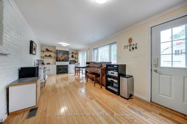 81 Centre St E, House detached with 3 bedrooms, 3 bathrooms and 9 parking in Richmond Hill ON | Image 2