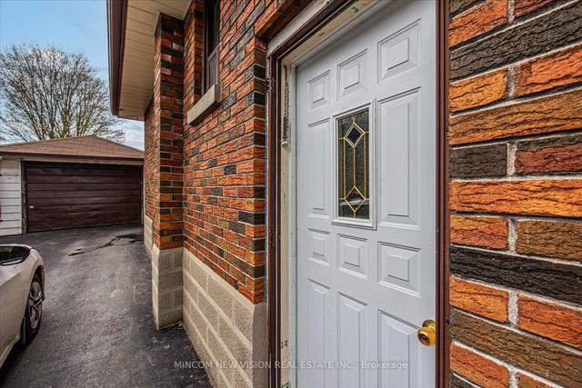 126 Chadburn St, House detached with 3 bedrooms, 2 bathrooms and 5 parking in Oshawa ON | Image 14