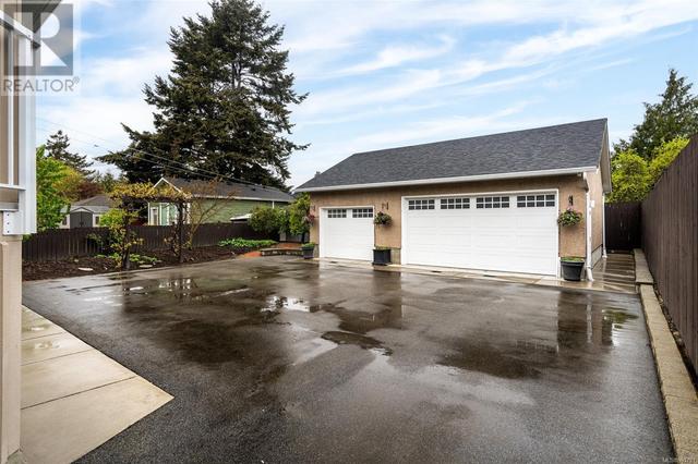 1870 Kings Rd, House detached with 4 bedrooms, 3 bathrooms and 4 parking in Saanich BC | Image 36