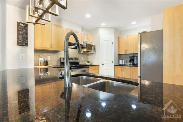 121 Tandalee Cres, Townhouse with 3 bedrooms, 3 bathrooms and 6 parking in Ottawa ON | Image 10