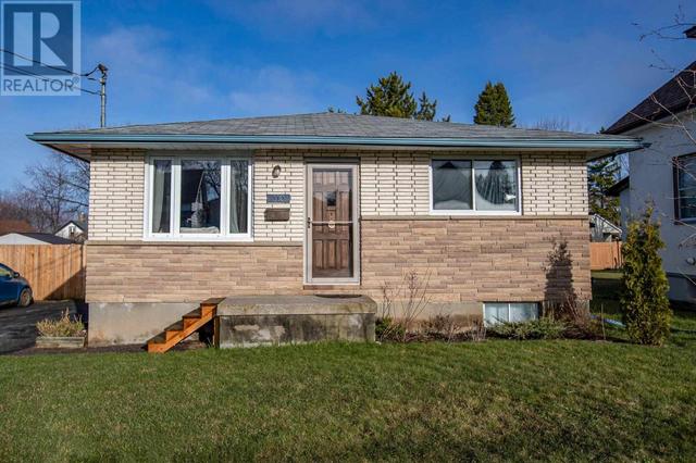 110 Empress Ave S, House detached with 2 bedrooms, 2 bathrooms and null parking in Thunder Bay ON | Image 2