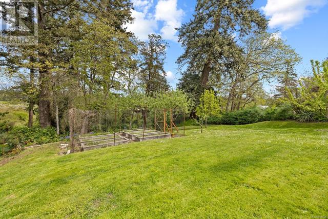 4075 Grange Rd, House detached with 3 bedrooms, 2 bathrooms and 5 parking in Saanich BC | Image 35