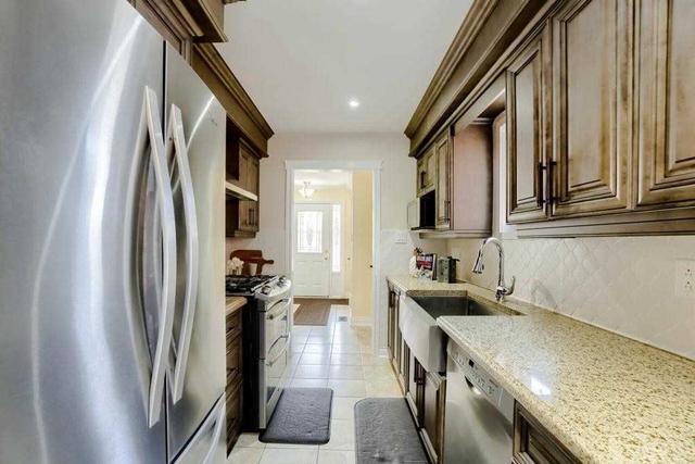 89 Monaco Crt, House attached with 3 bedrooms, 3 bathrooms and 4 parking in Brampton ON | Image 4